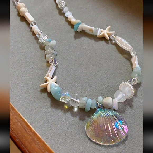 Jewelry - BRAND NEW ** Iridescent Shell Pendant Necklace